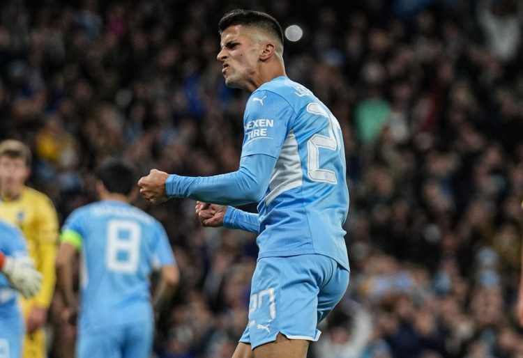 Gestur bek kiri Manchester City Joao Cancelo setelah memberikan umpan untuk gol Phil Foden di Etihad Stadium.